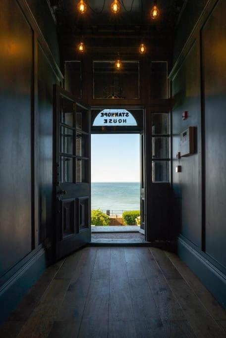 Stylish Beachfront Apartment, Sweeping Ocean Views And Luxury Touches خليج هيرن المظهر الخارجي الصورة