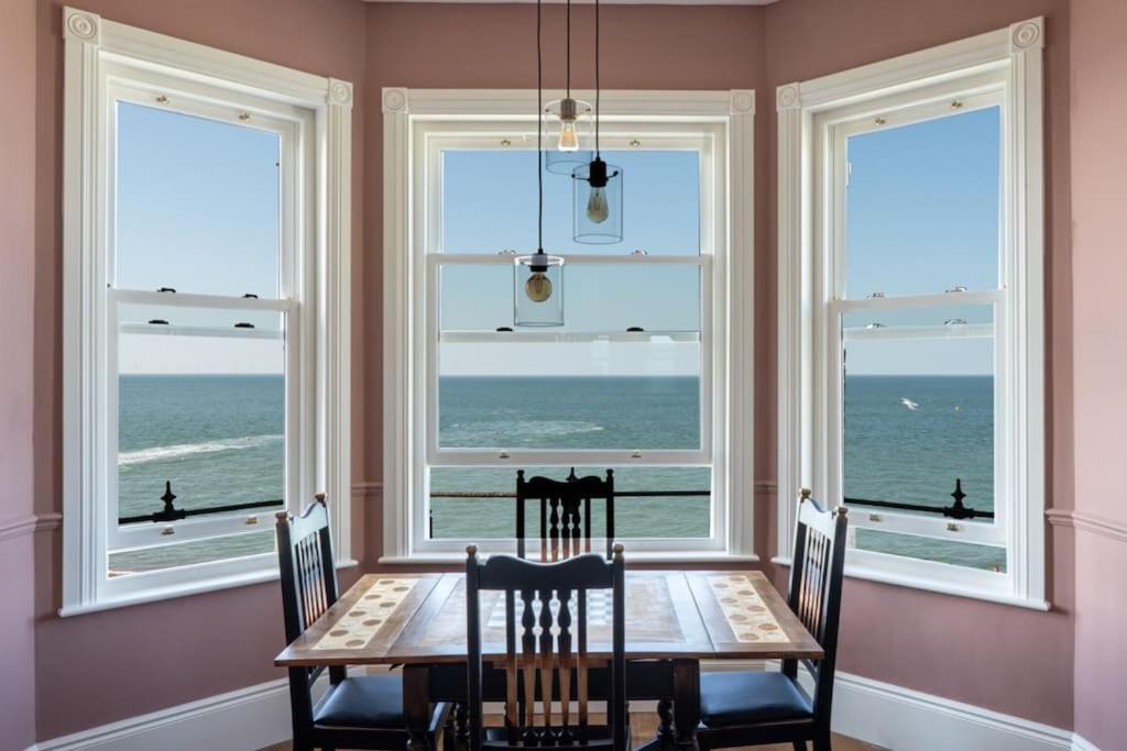Stylish Beachfront Apartment, Sweeping Ocean Views And Luxury Touches خليج هيرن المظهر الخارجي الصورة